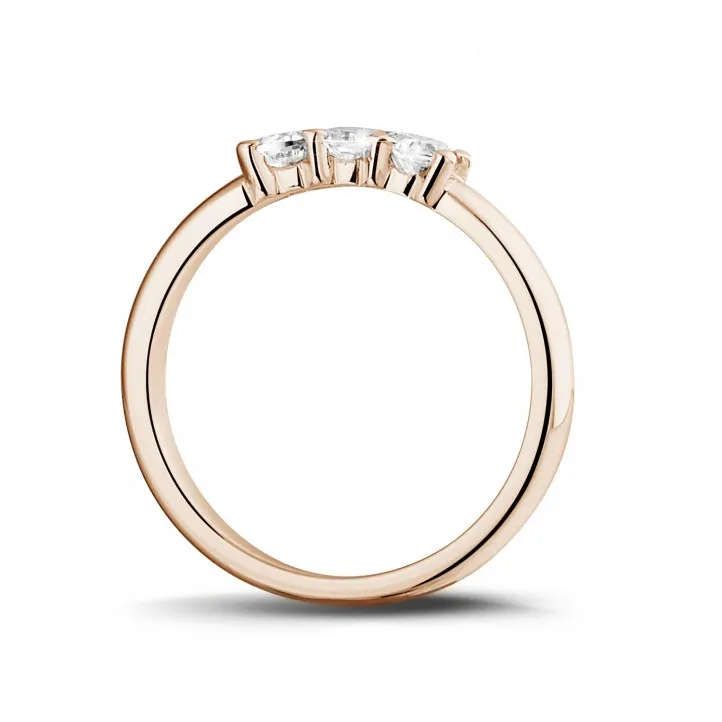 0.35 quilates anillo trilogía en oro rojo con diamantes redondos 