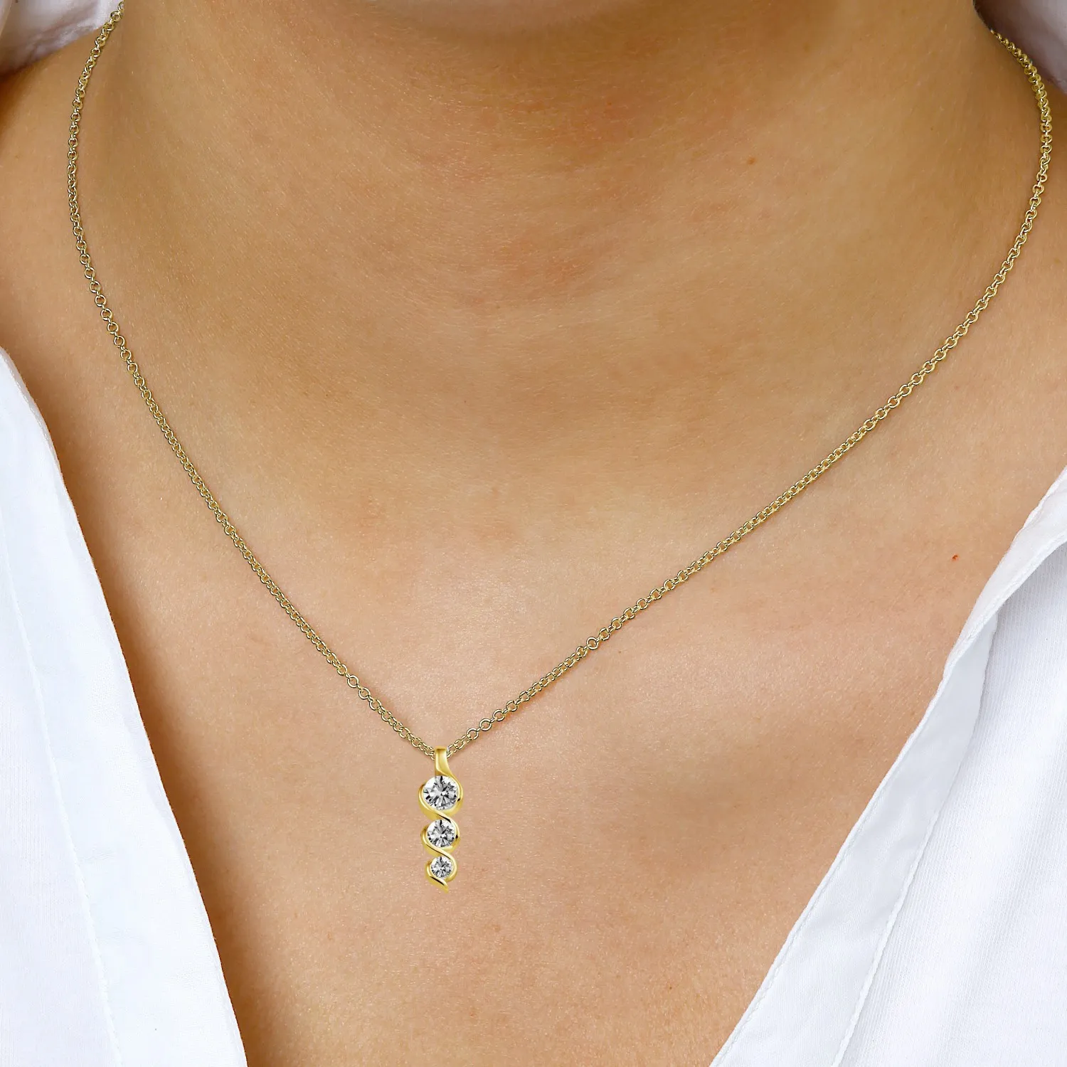 0.85 quilates trilogía colgante diamante en oro amarillo 
