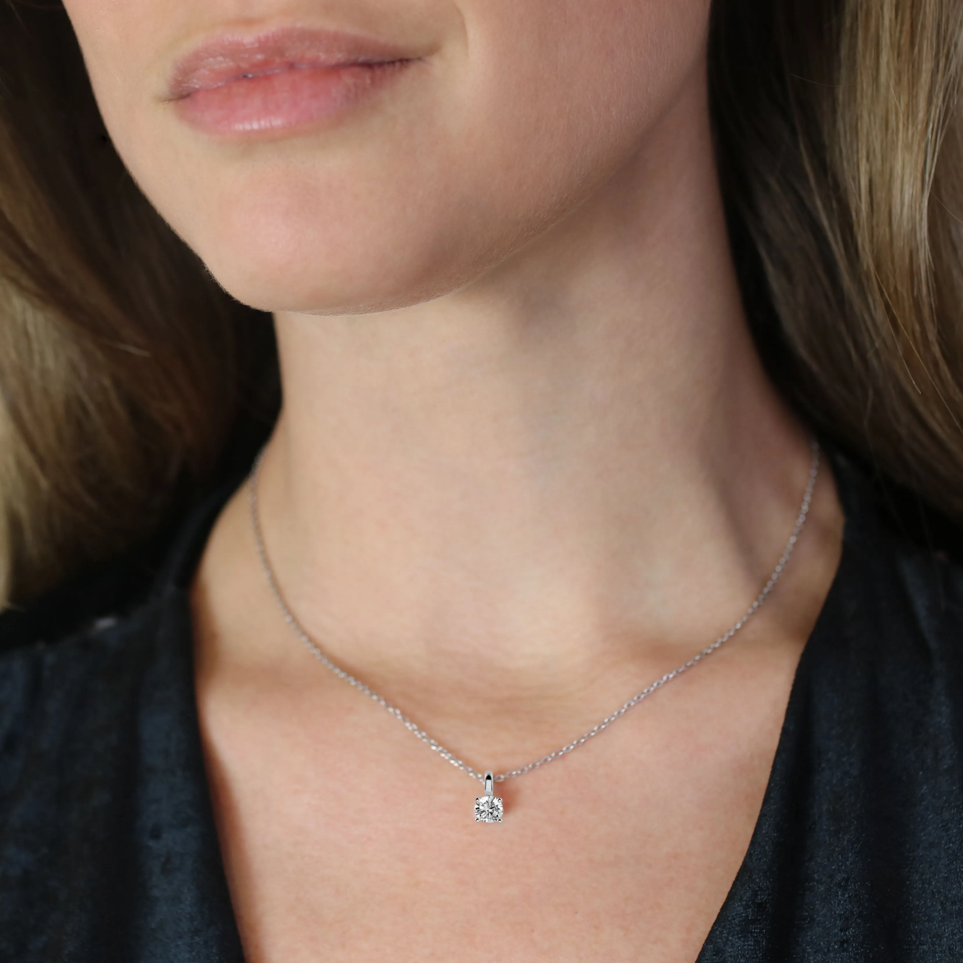 1.25 quilates colgante solitario en oro rojo con diamante redondo y 4 grapas 