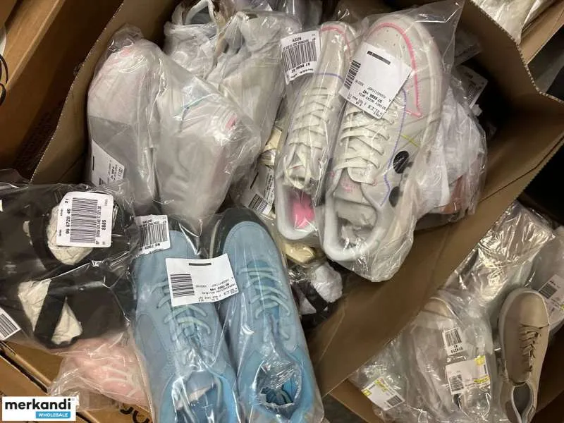 4 € por par en un conjunto de zapatos con una variedad de modelos y tamaños, que incluyen caja mixta, paleta remanente, zapatos 