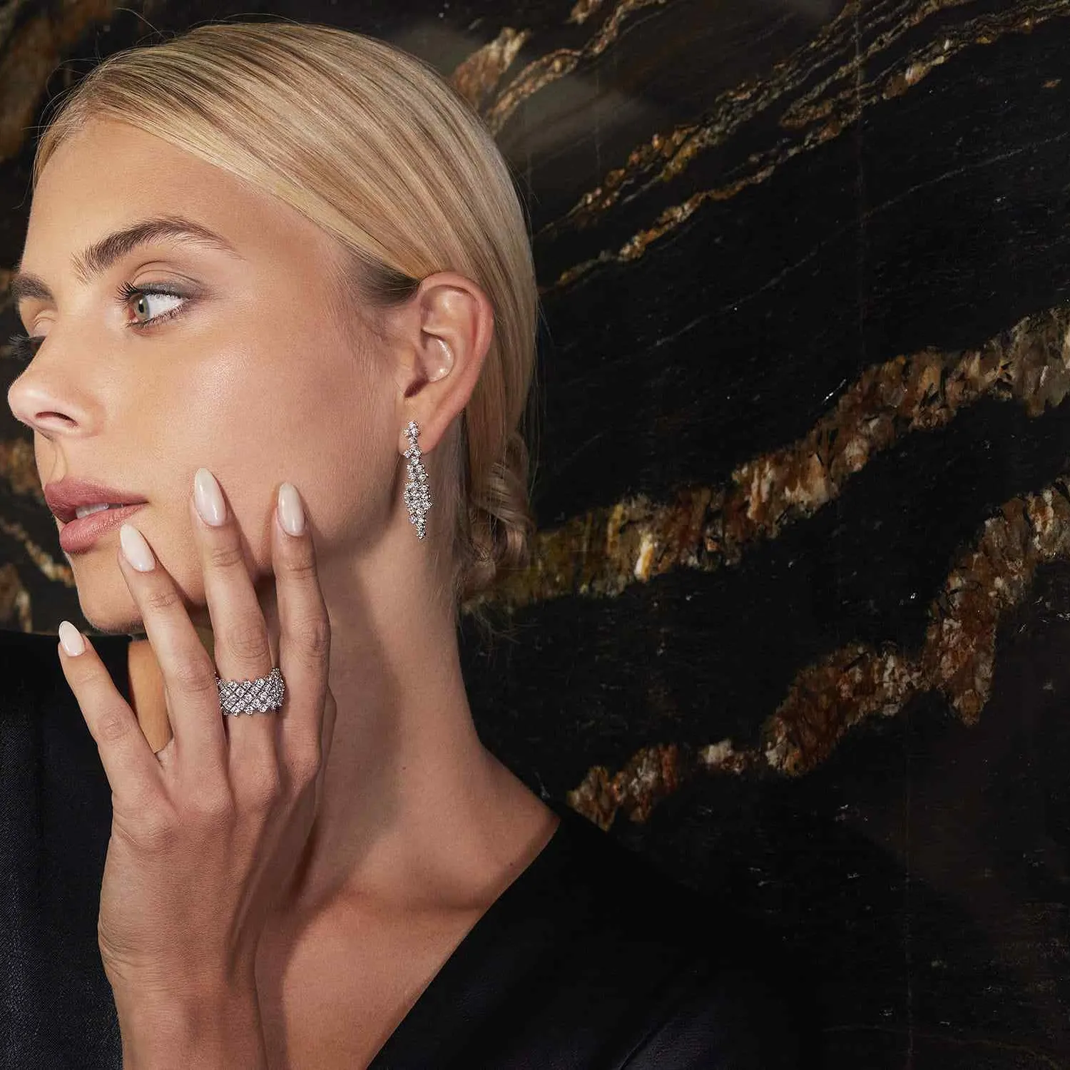Anillo de diamante en oro amarillo con diseño de espina de pescado 