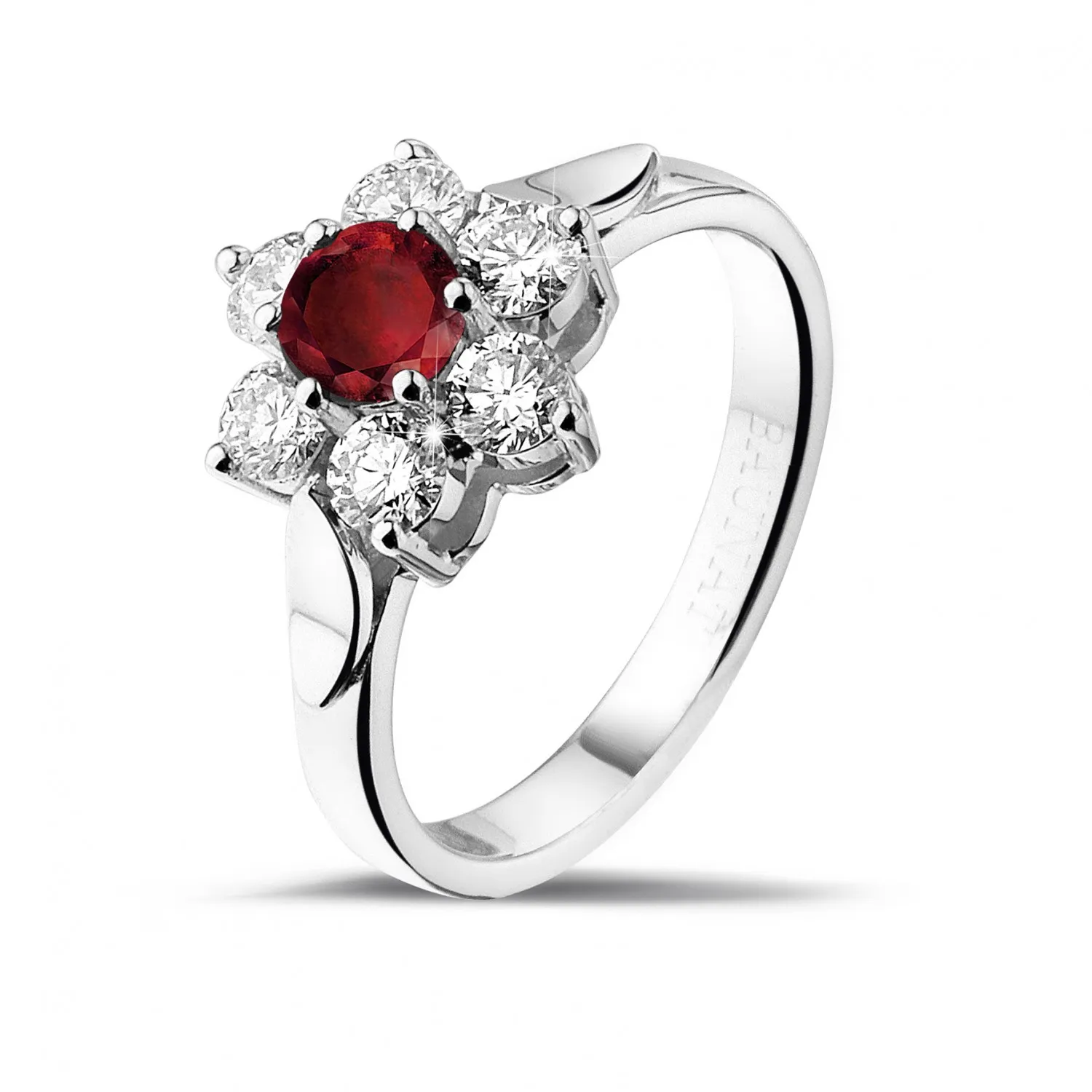 Anillo flor en oro blanco con rubí redondo y diamantes en los lados 