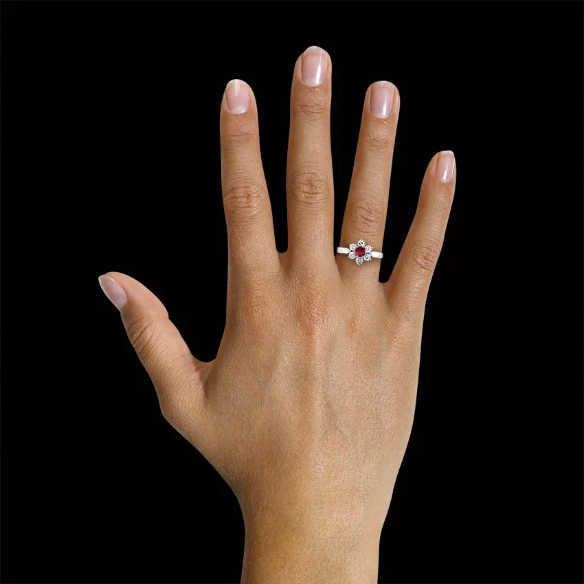 Anillo flor en oro blanco con rubí redondo y diamantes en los lados 