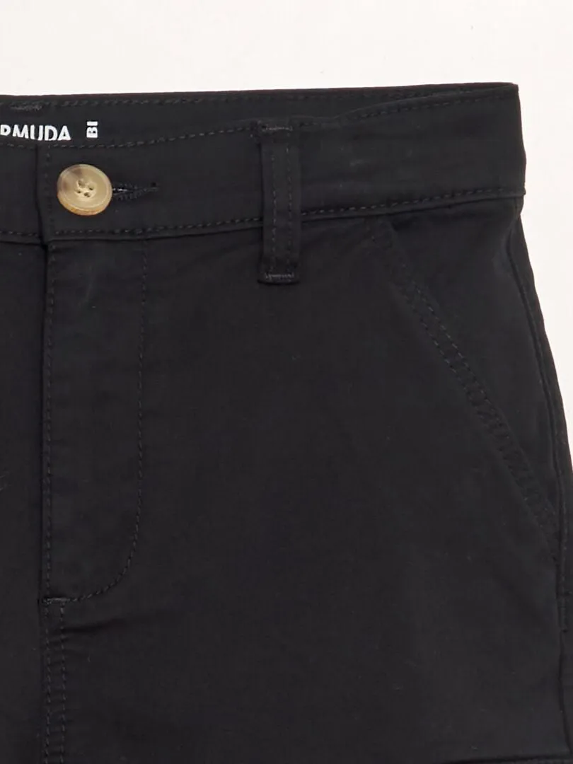 BERMUDAS RECTAS CON CINTURA AJUSTABLE Y BOLSILLOS  NEGRO