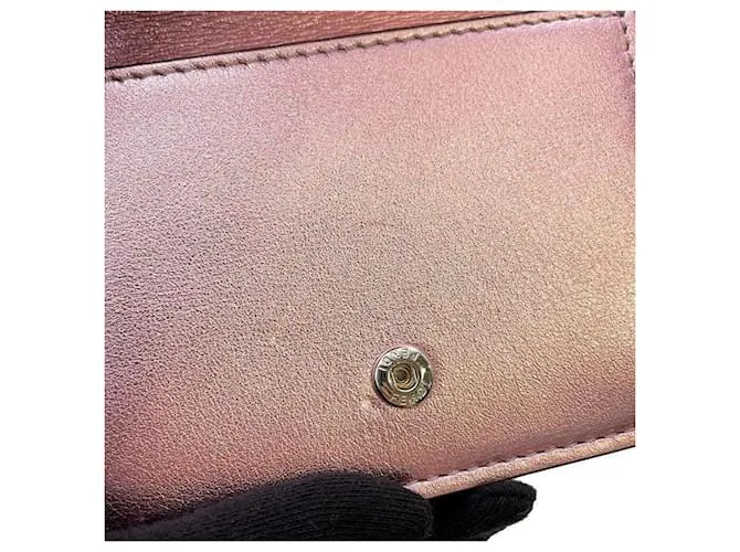 Billetera Fendi de tres pliegues en rosa 