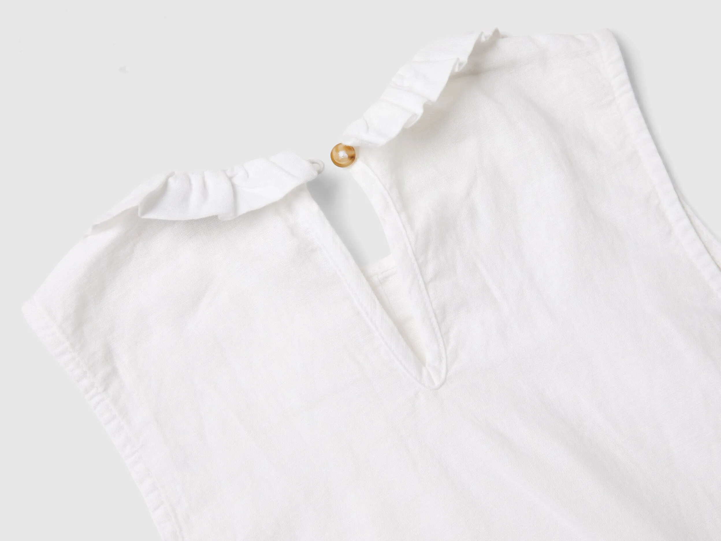 Blusa con cuello con volantes