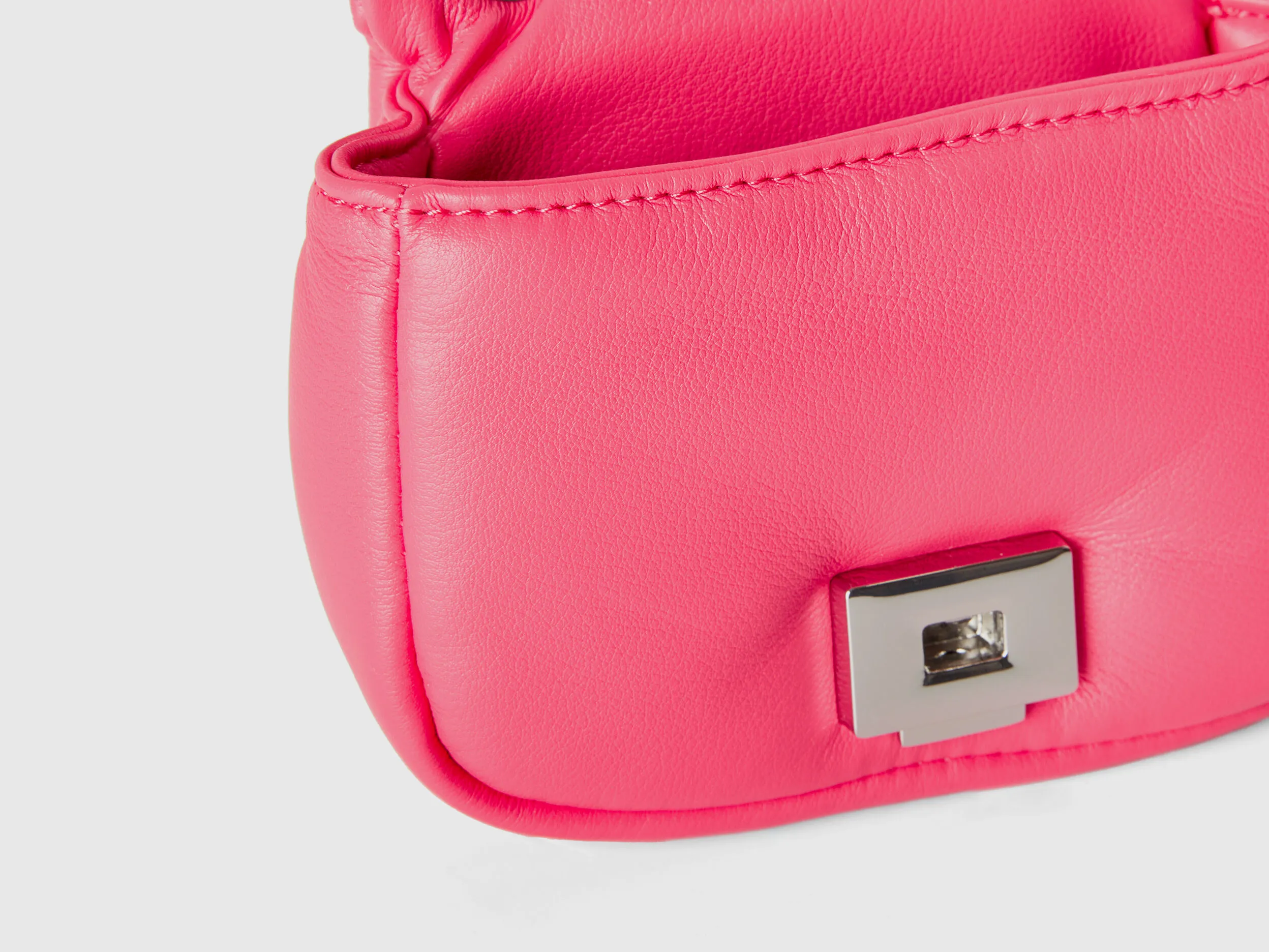 Bolso acolchado con bandolera