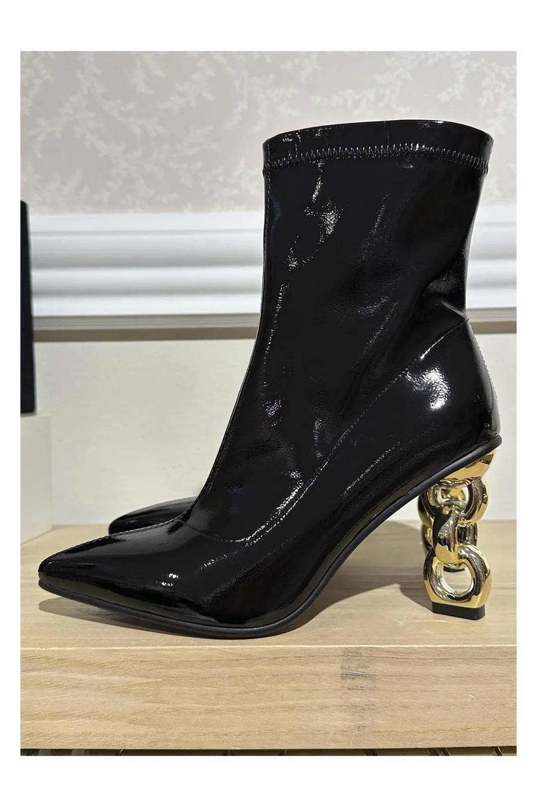 BOTIN TACON DISEÑO DORADO NEGRO