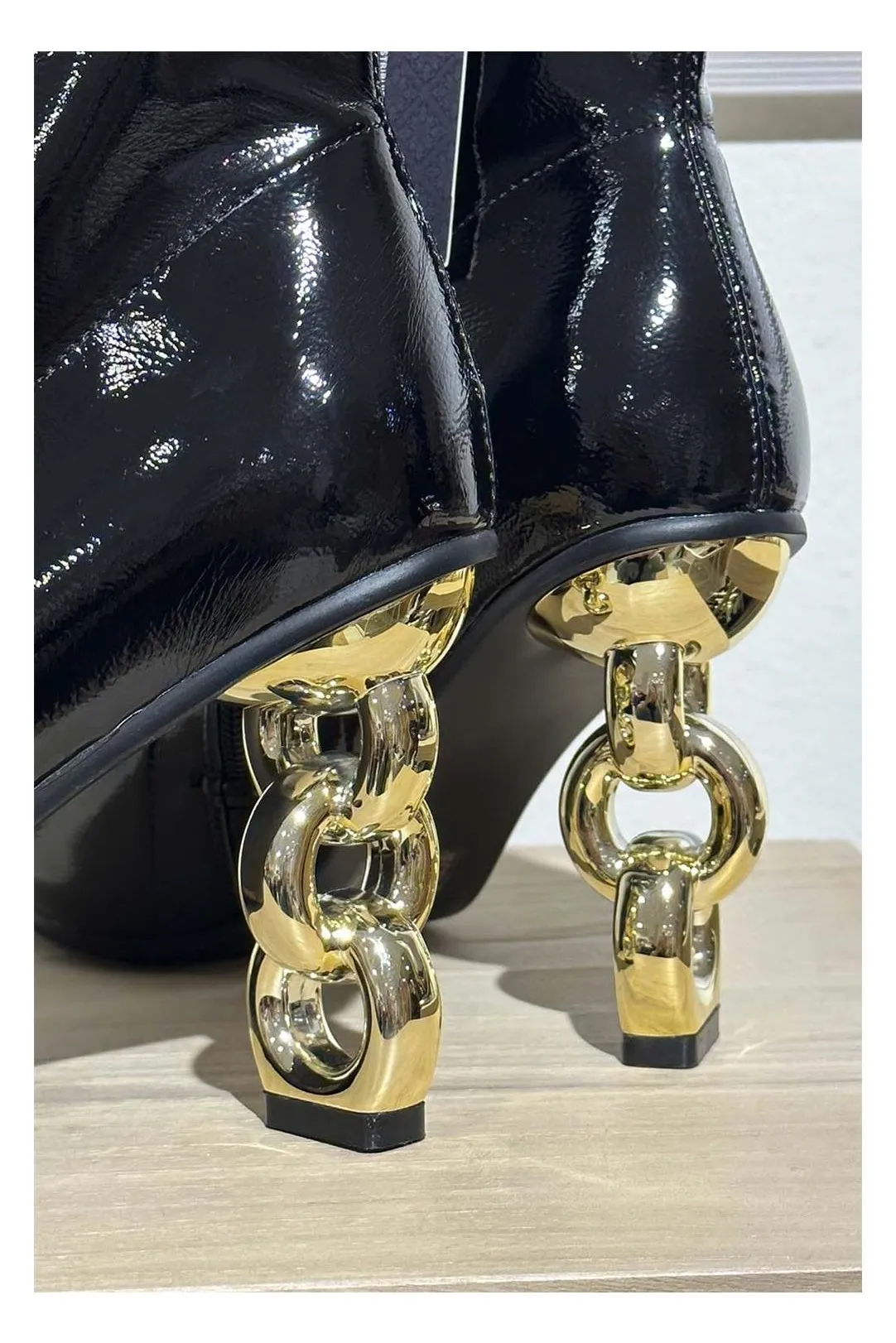 BOTIN TACON DISEÑO DORADO NEGRO