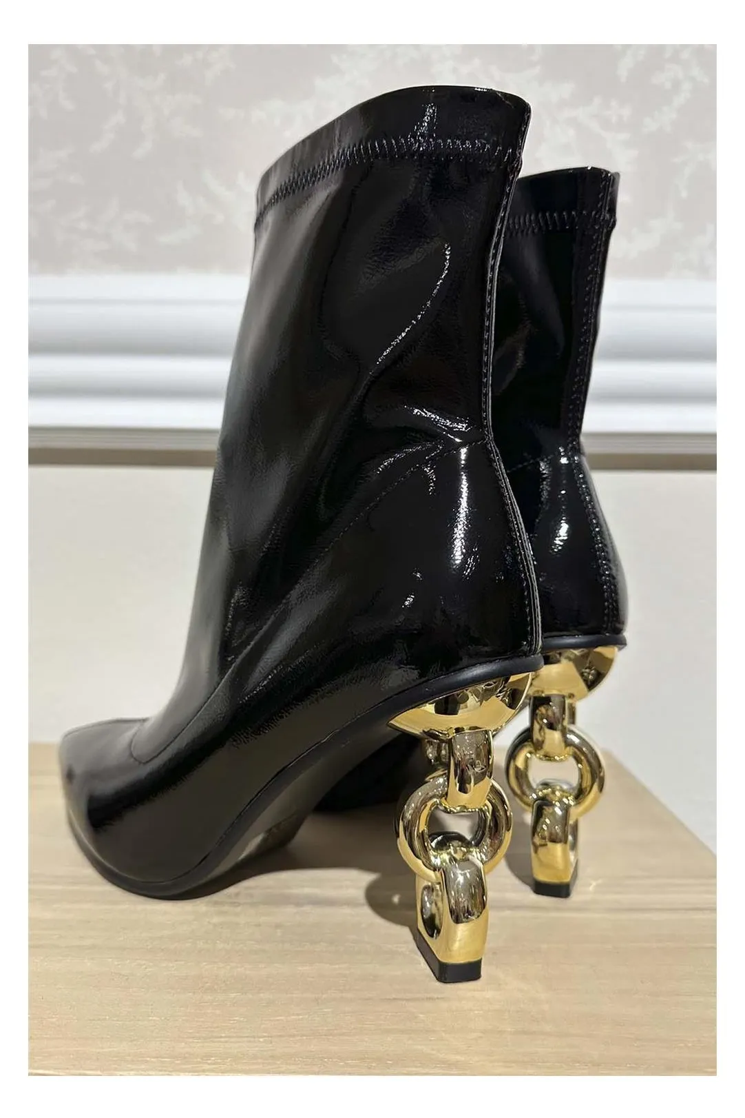 BOTIN TACON DISEÑO DORADO NEGRO