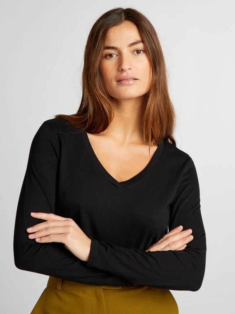 CAMISETA CON CUELLO DE PICO  NEGRO