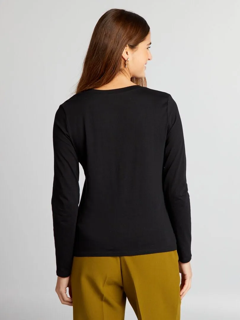 CAMISETA CON CUELLO DE PICO  NEGRO