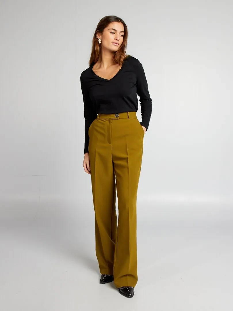 CAMISETA CON CUELLO DE PICO  NEGRO