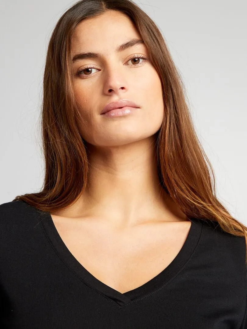 CAMISETA CON CUELLO DE PICO  NEGRO