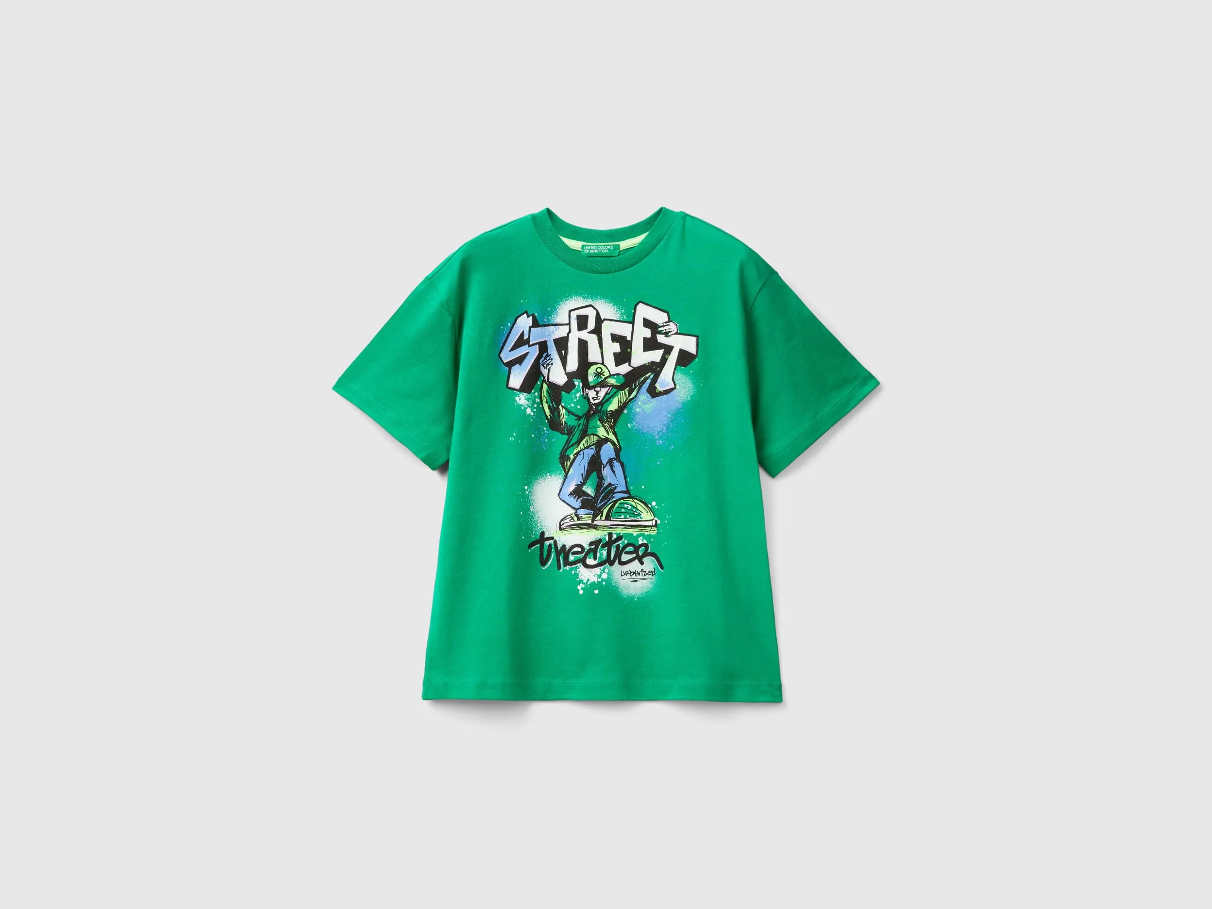 Camiseta con estampado de grafiti