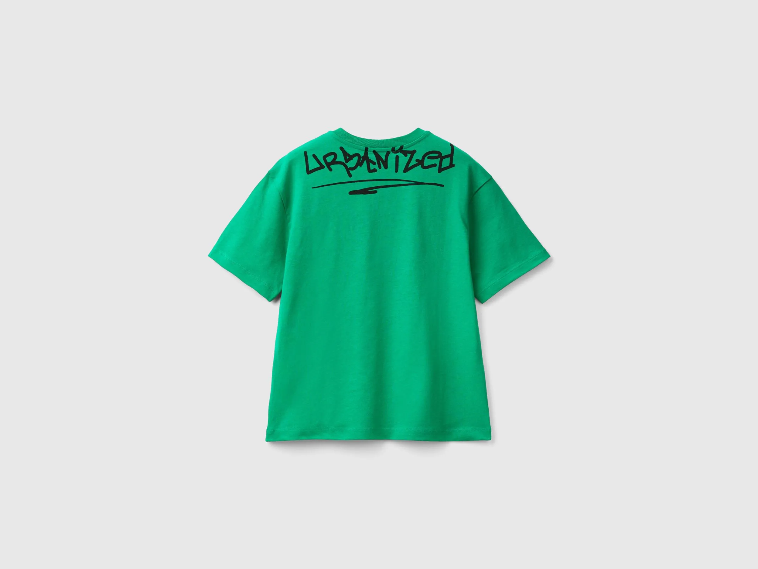 Camiseta con estampado de grafiti
