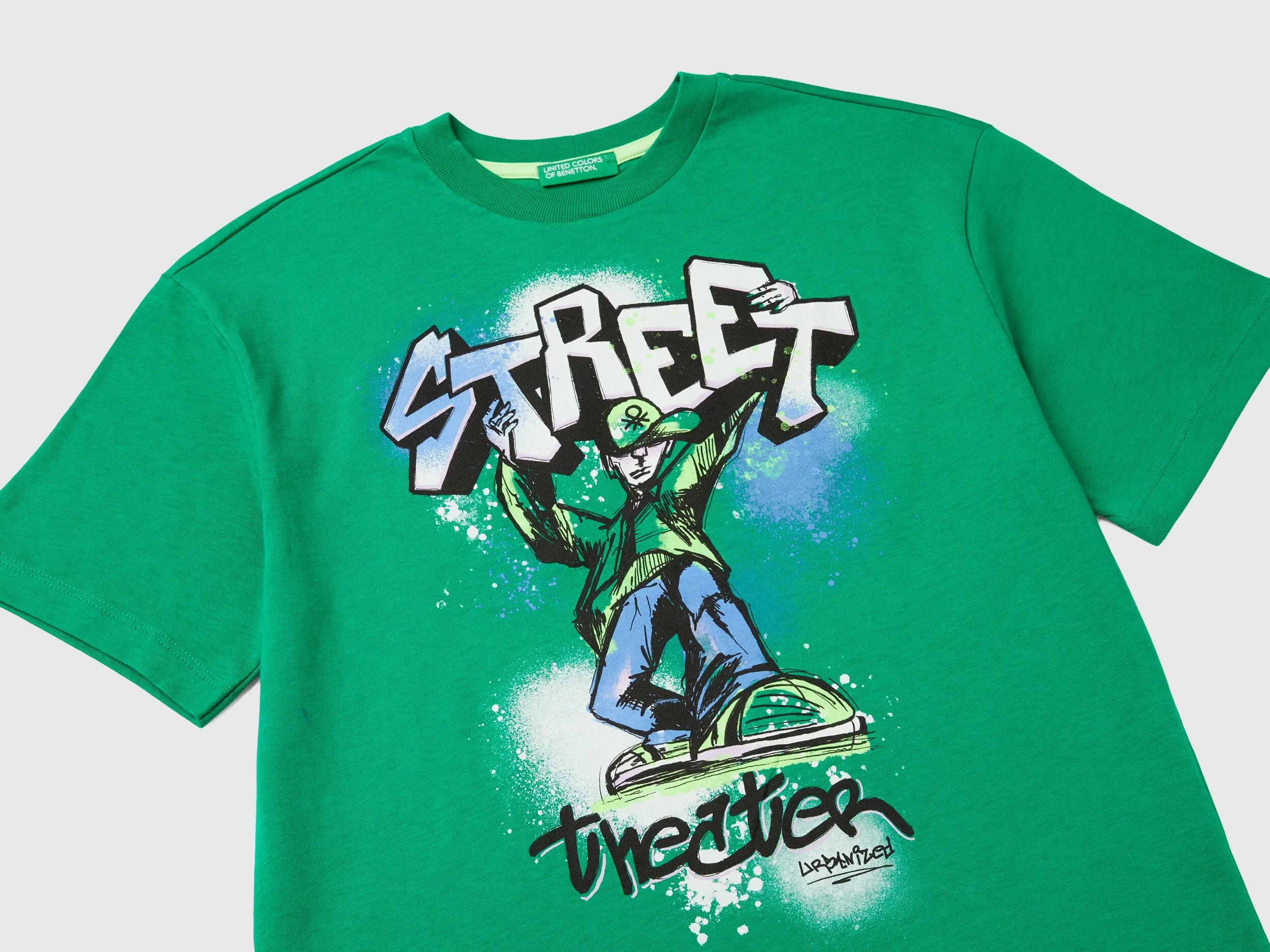 Camiseta con estampado de grafiti