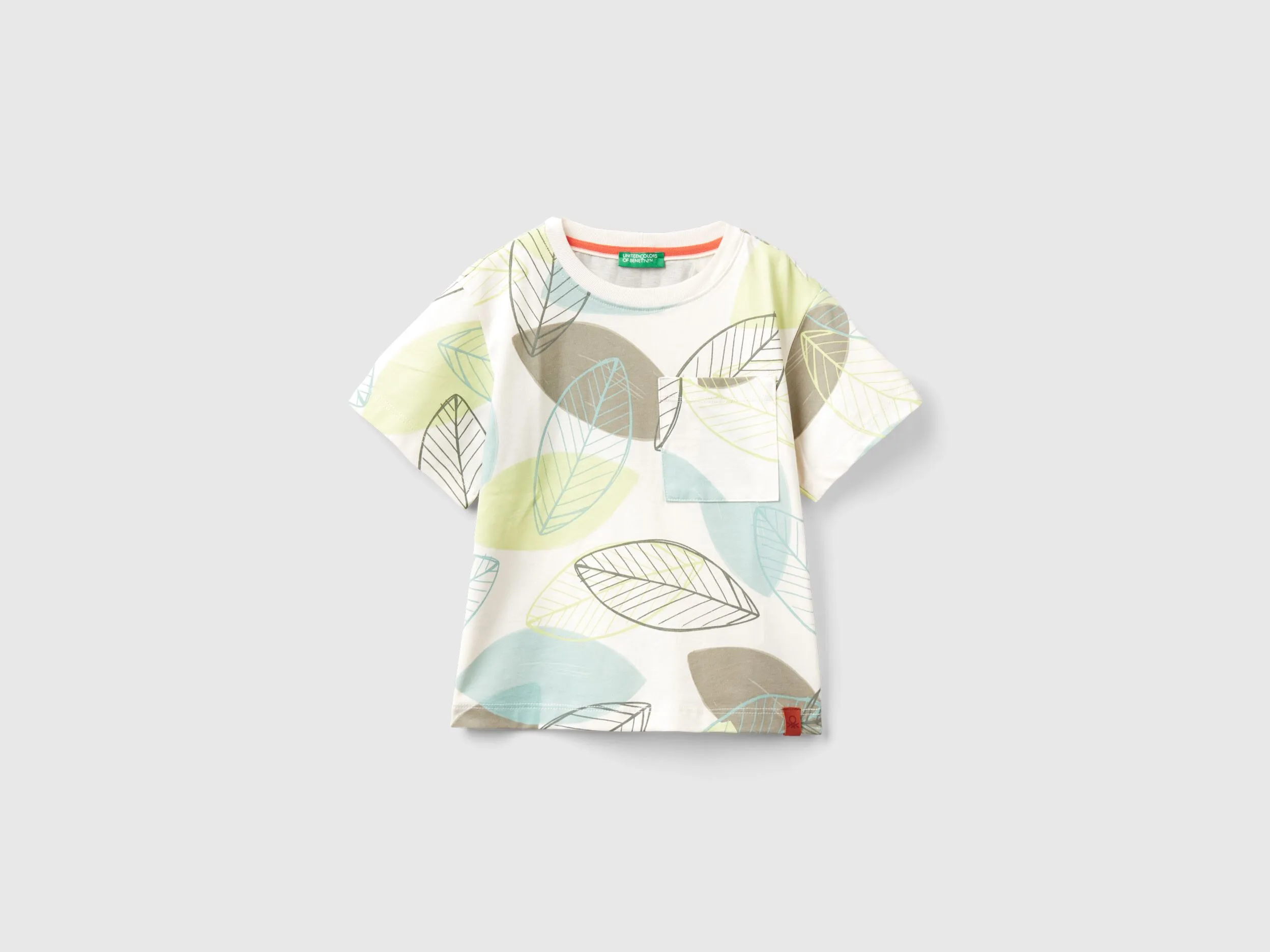 Camiseta con estampado de hojas