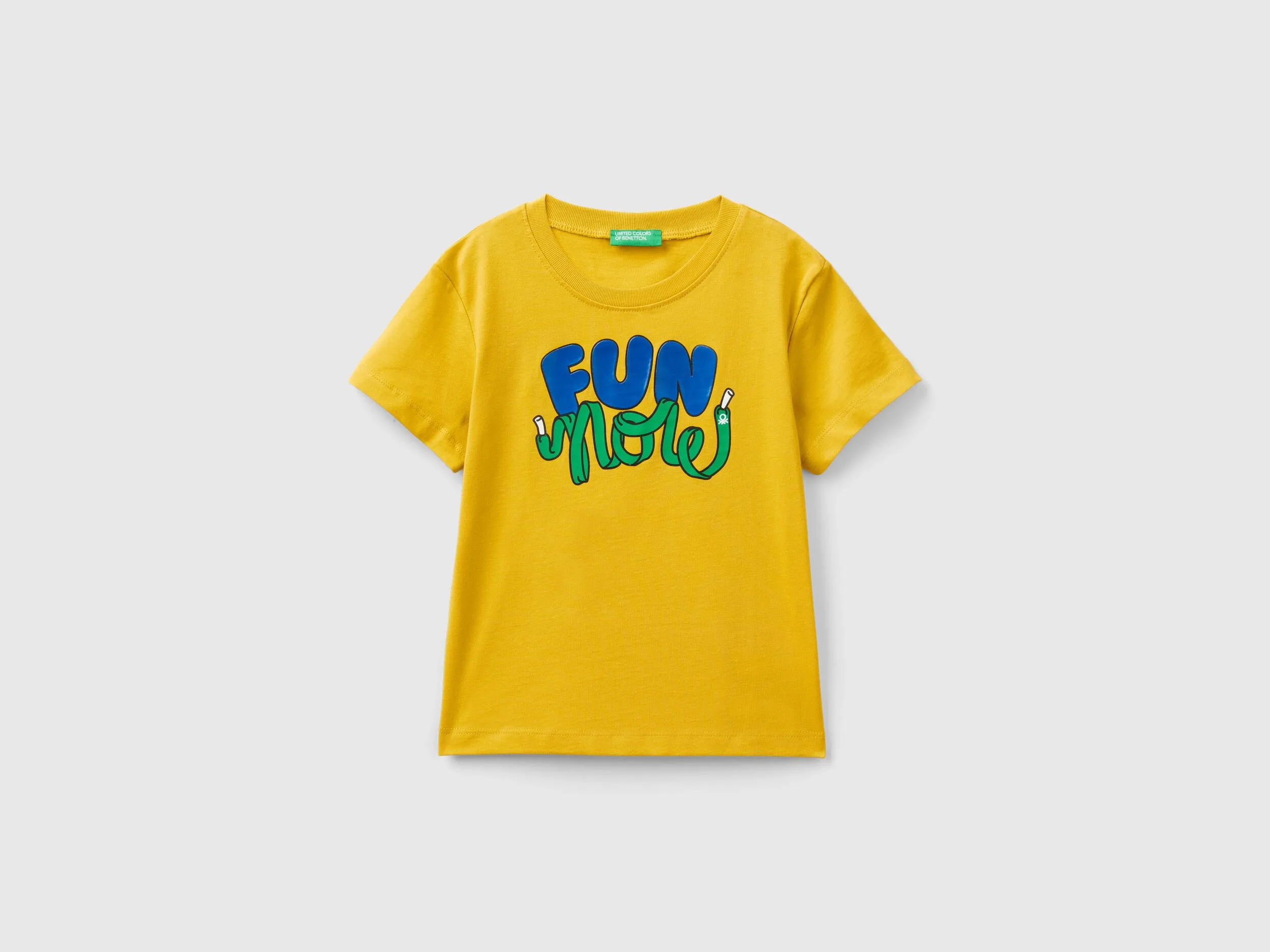 Camiseta con estampado en relieve