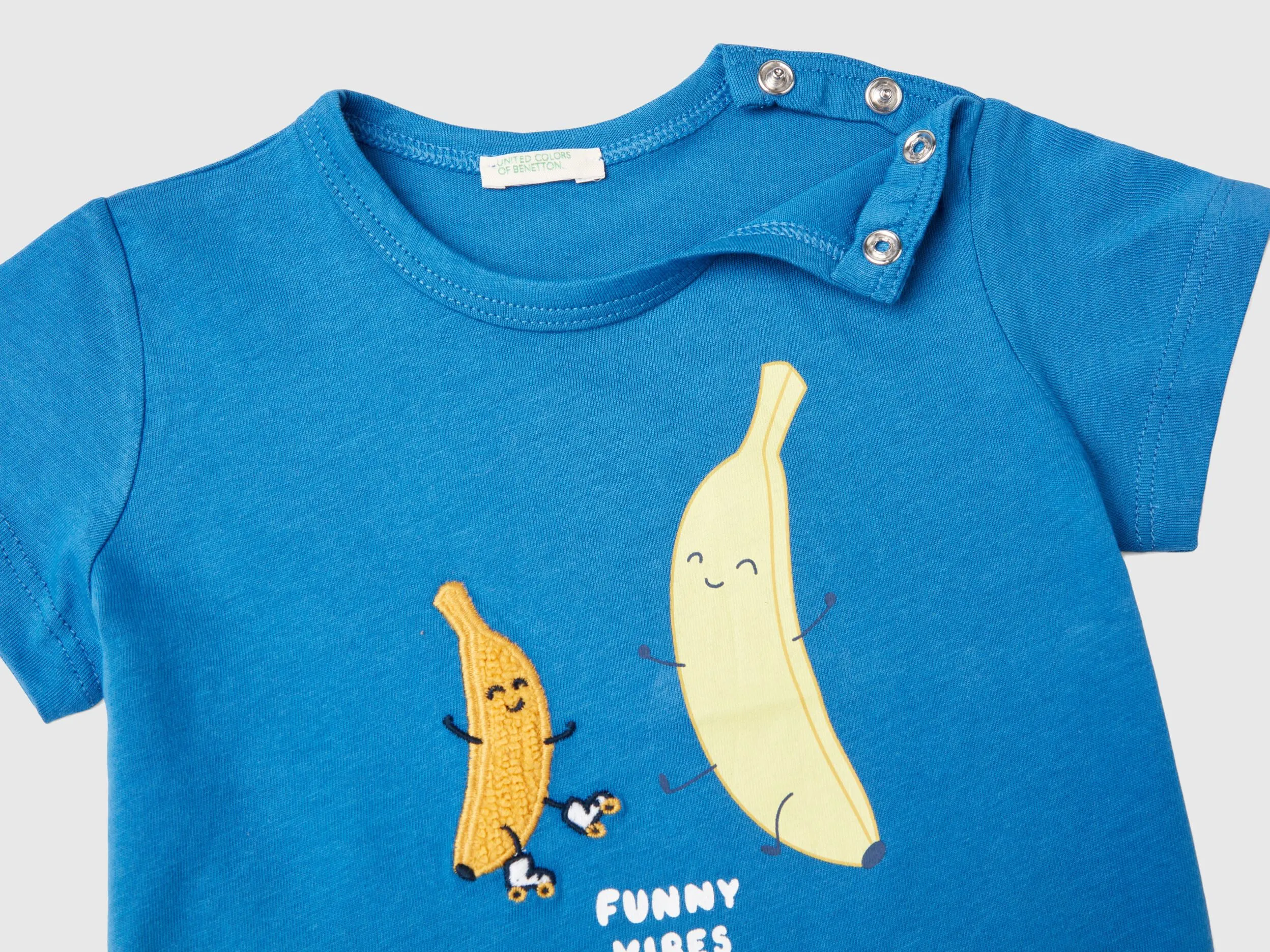 Camiseta con estampado y bordado