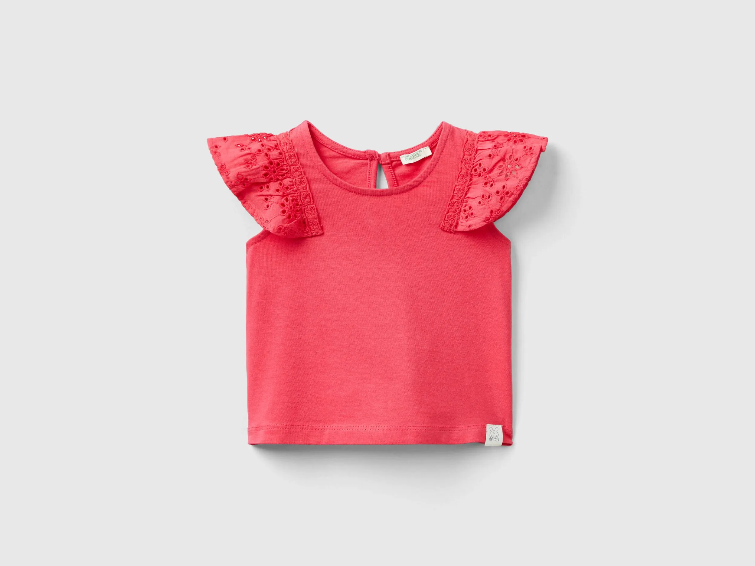 Camiseta con mangas de encaje suizo