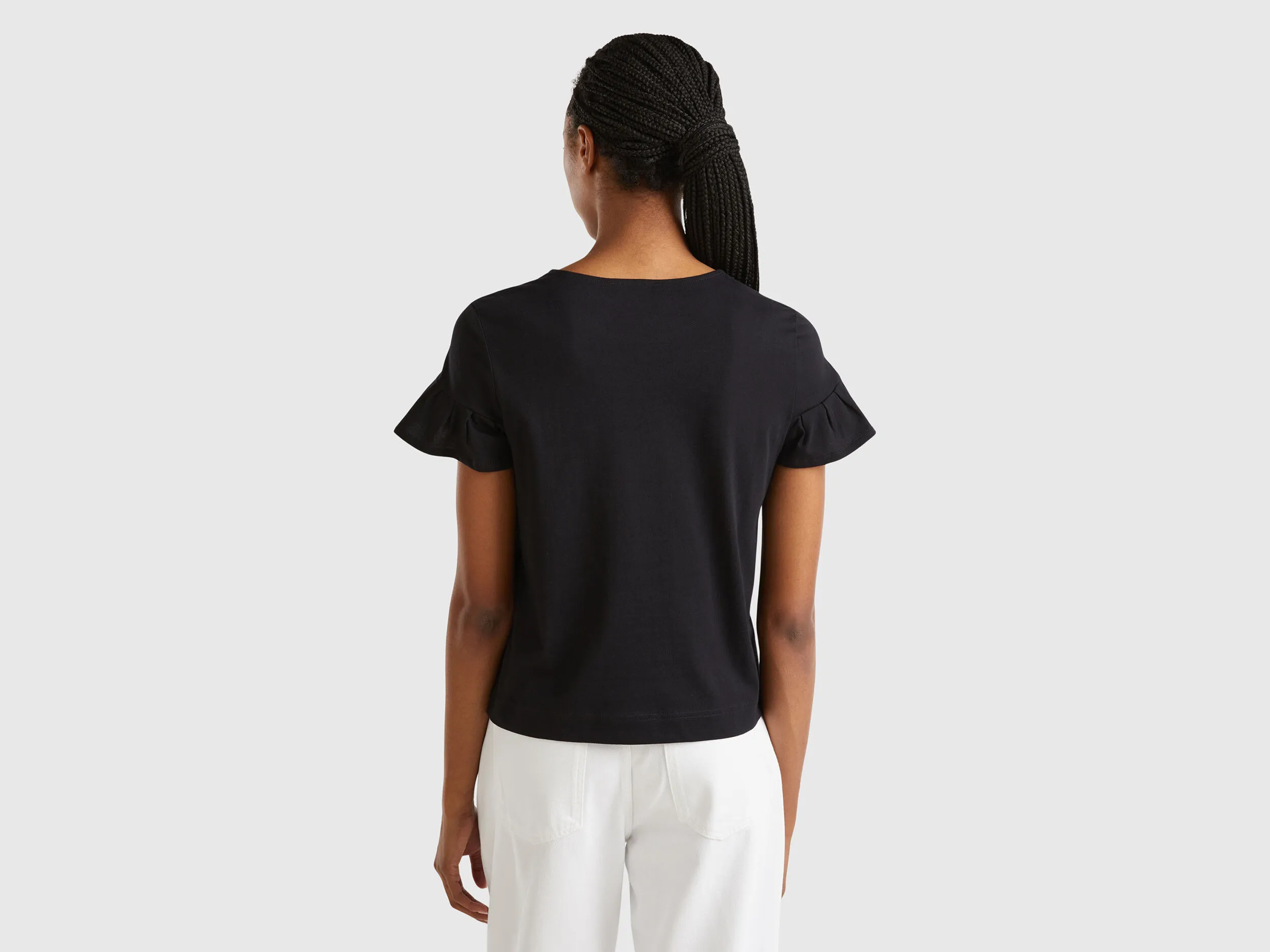 Camiseta con mangas de volantes