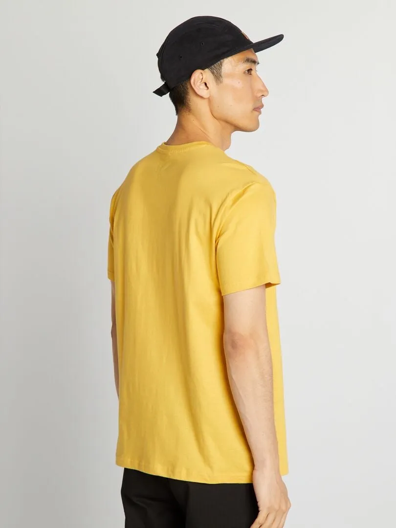 CAMISETA DE CUELLO REDONDO ESTAMPADA 'ONE PIECE'  AMARILLO