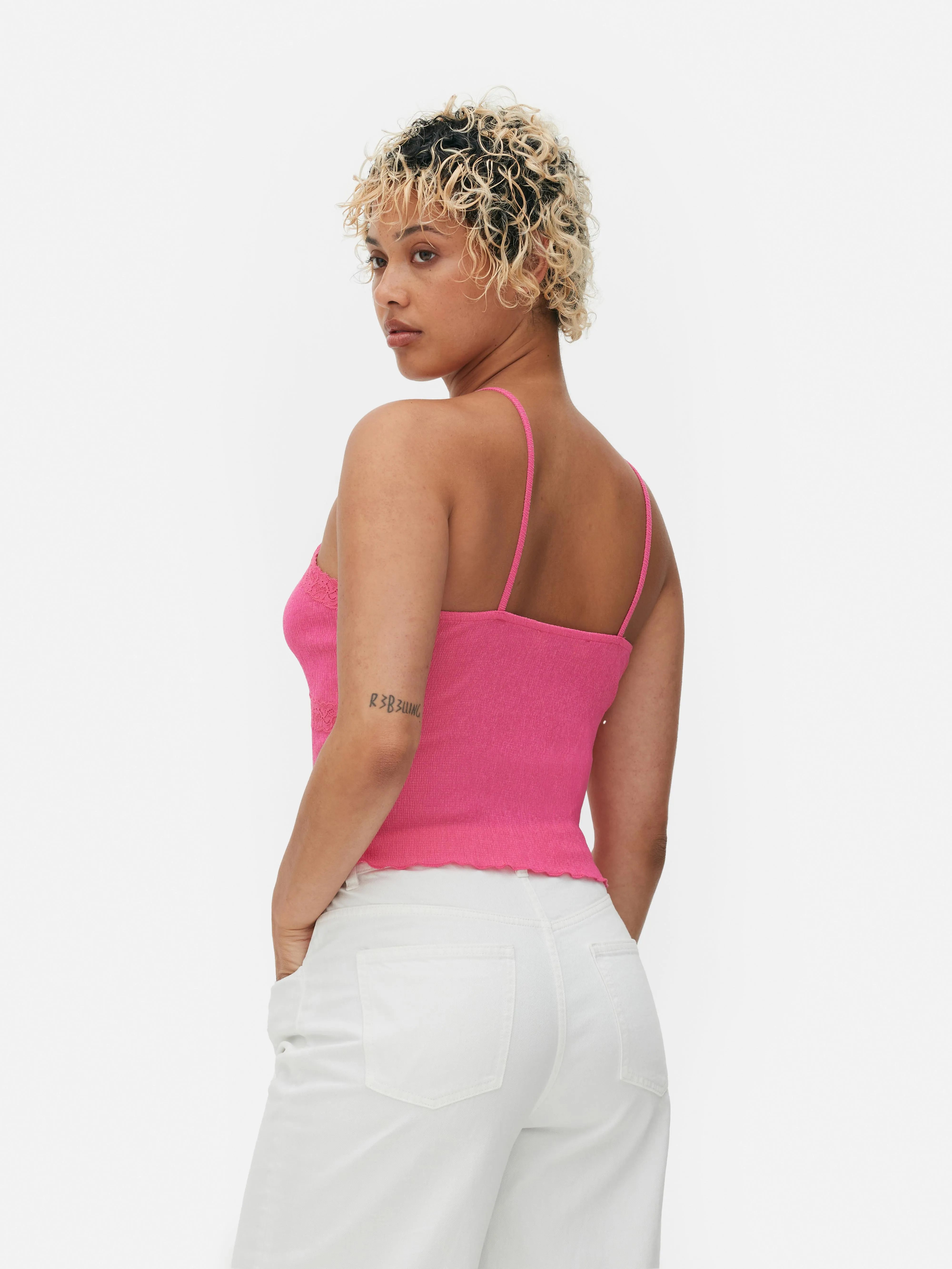 Camiseta de tirantes con detalle de encaje