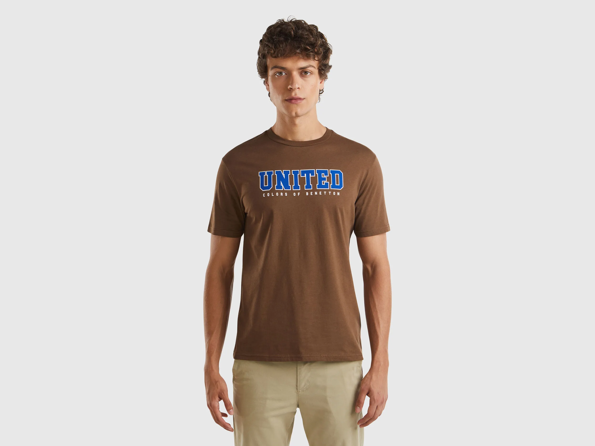 Camiseta marrón de algodón orgánico con logotipo blanco