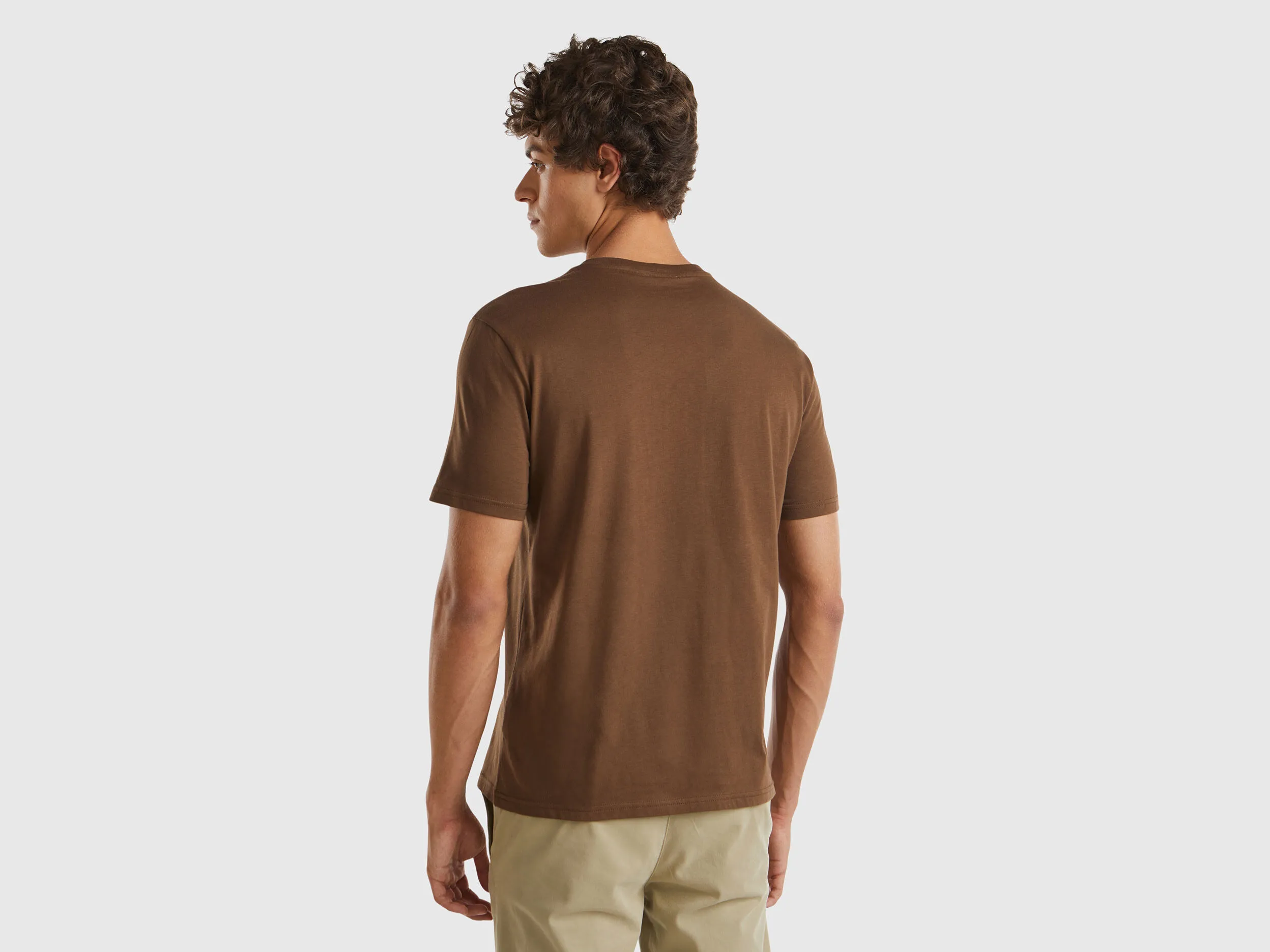 Camiseta marrón de algodón orgánico con logotipo blanco