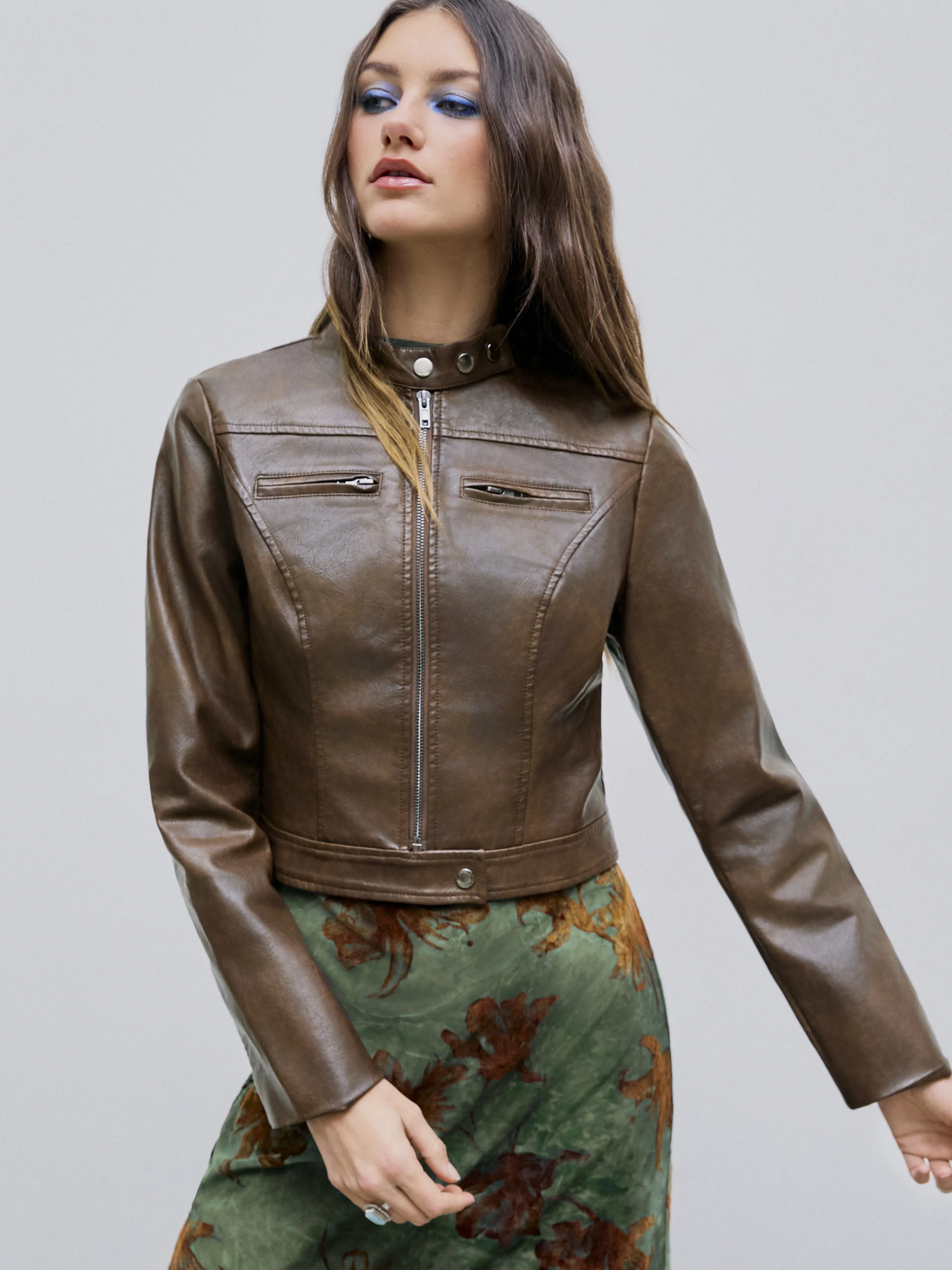 Chaqueta biker de cuero sintético con cuello alto y cremallera