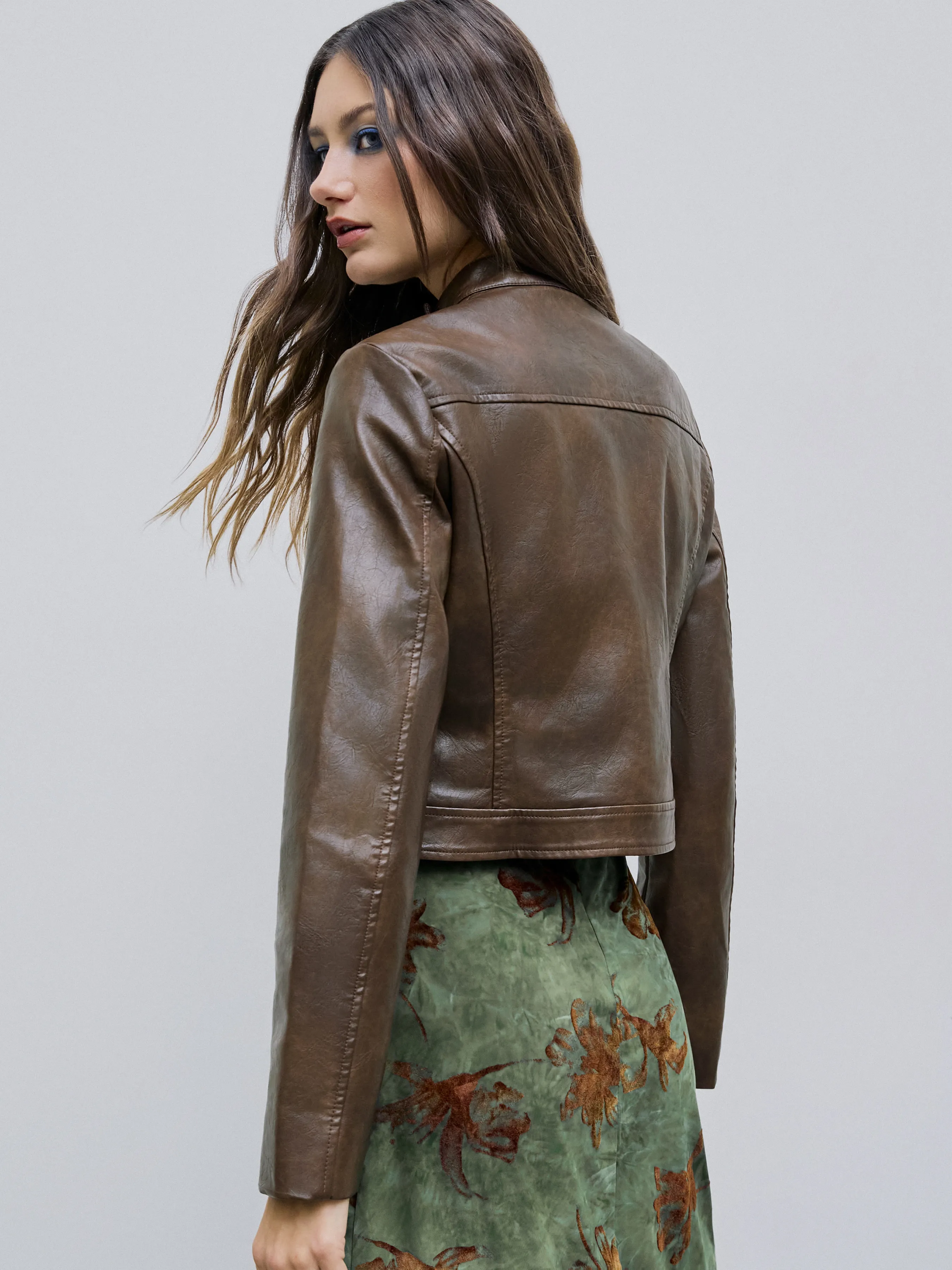 Chaqueta biker de cuero sintético con cuello alto y cremallera