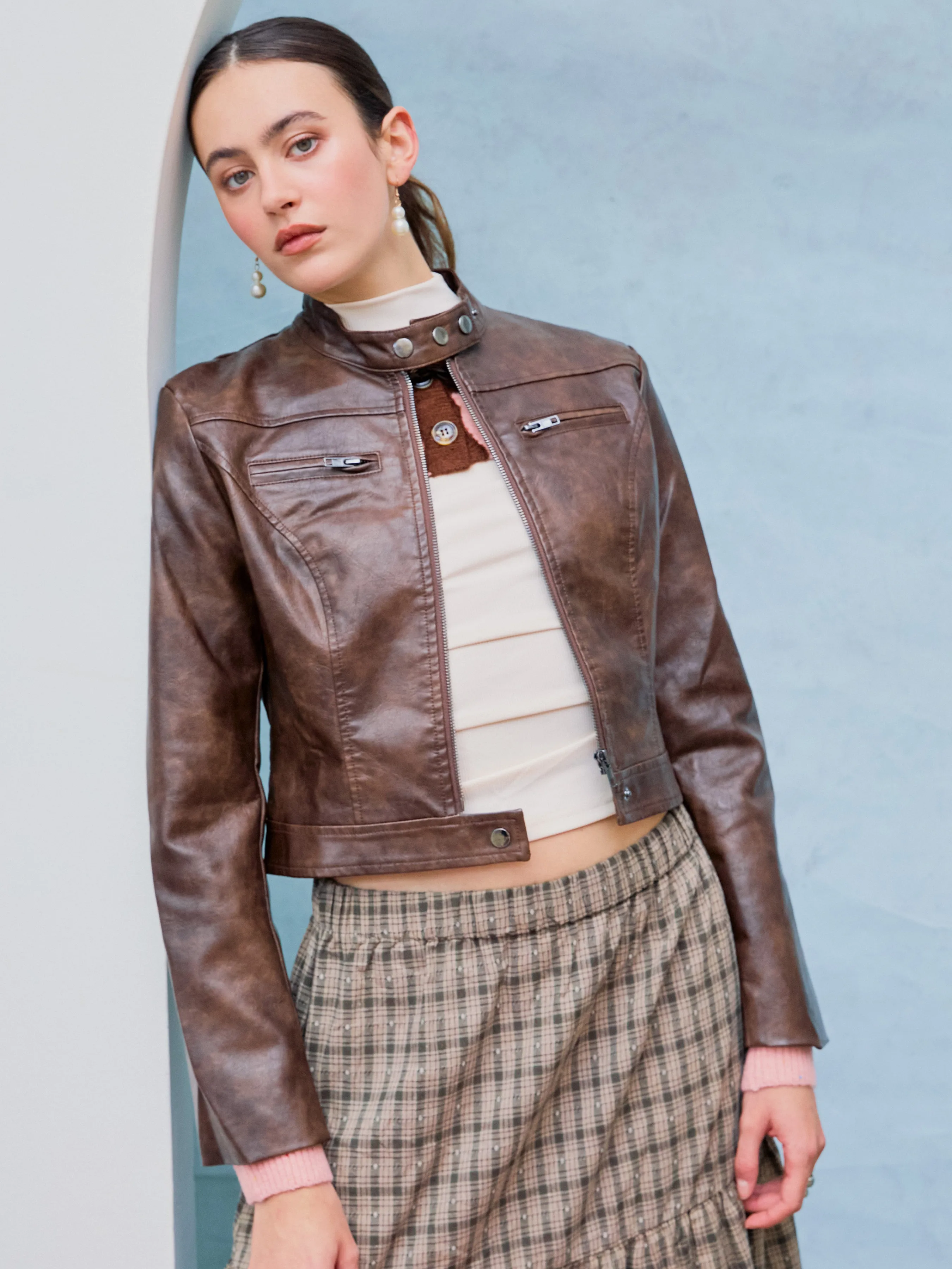 Chaqueta biker de cuero sintético con cuello alto y cremallera