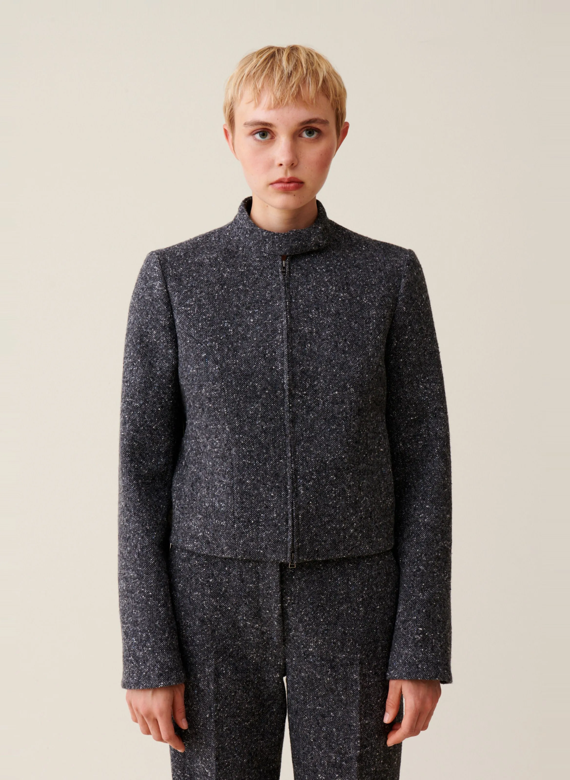 Chaqueta recta con cuello alto en gris