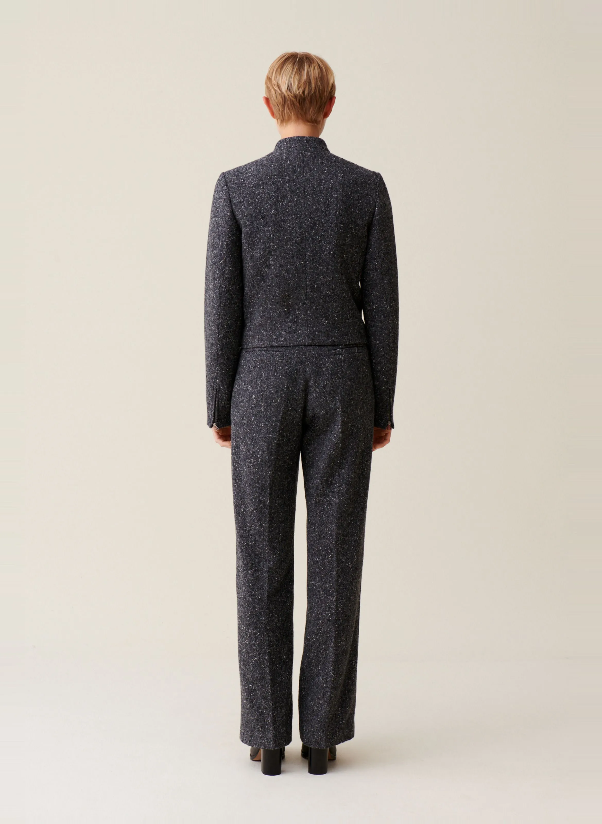 Chaqueta recta con cuello alto en gris
