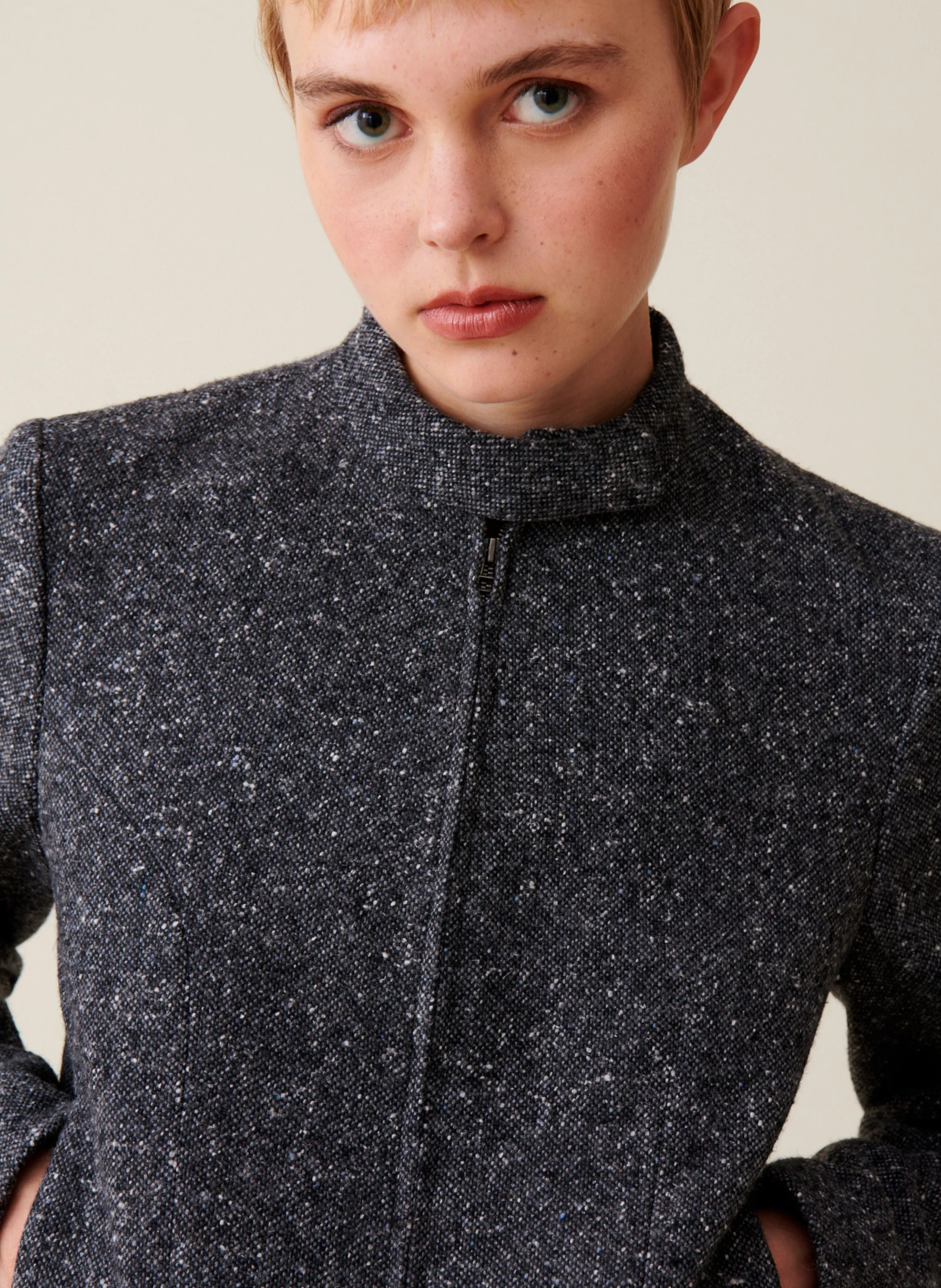 Chaqueta recta con cuello alto en gris