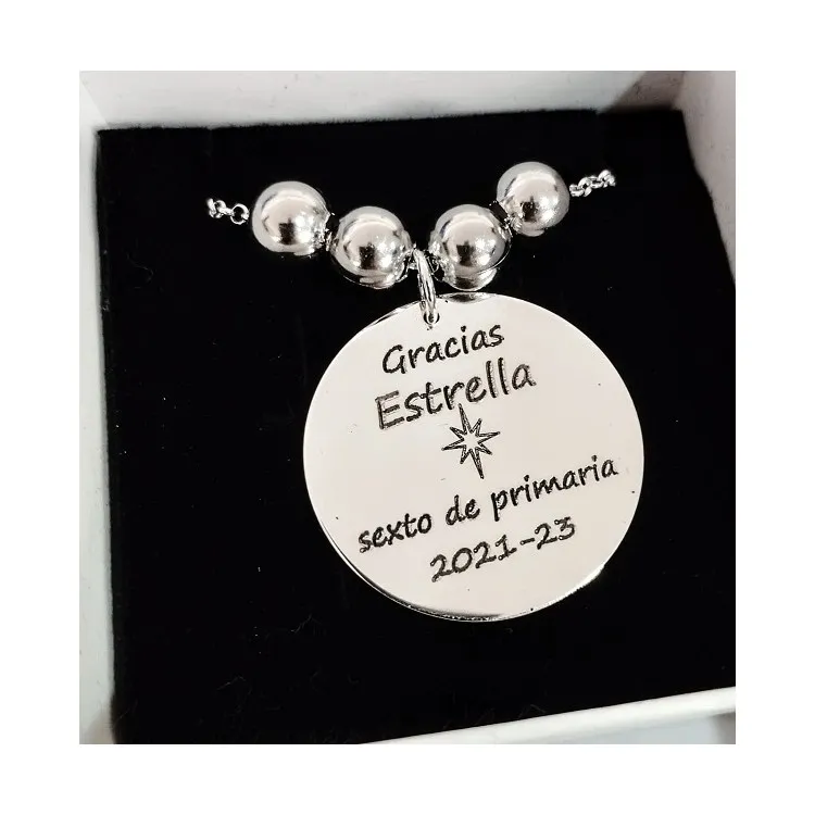 Colgantes para profesoras con firmas manuscritas y su diseño. (Cadena incluida)