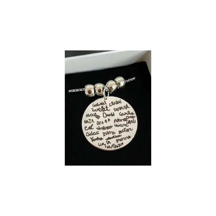 Colgantes para profesoras con firmas manuscritas y su diseño. (Cadena incluida)