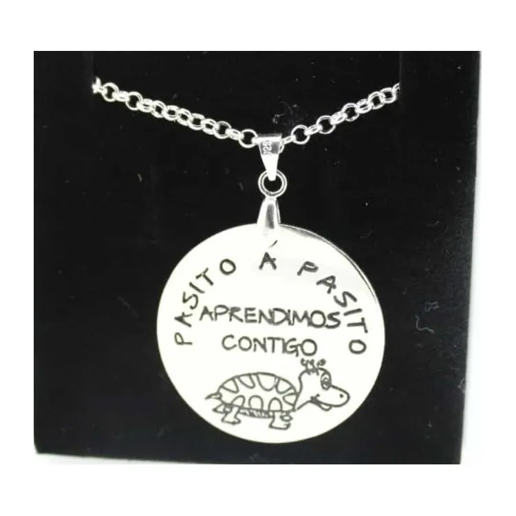 Colgantes para profesoras con firmas manuscritas y su diseño. (Cadena incluida)