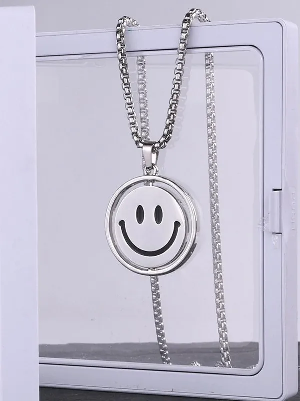 Collar con colgante de cara sonriente giratoria para hombre