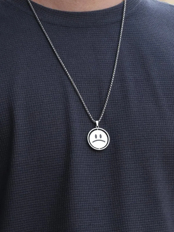 Collar con colgante de cara sonriente giratoria para hombre