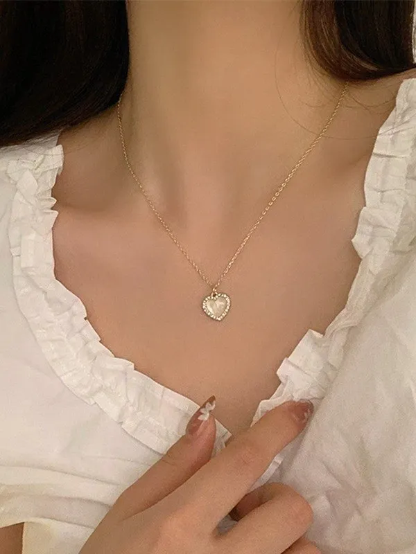 Collar con colgante de corazón con borde de diamantes de imitación