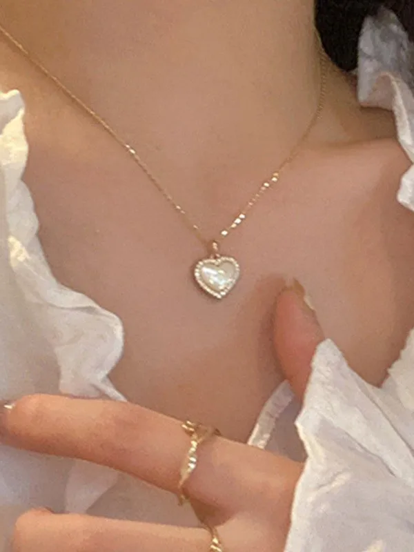 Collar con colgante de corazón con borde de diamantes de imitación