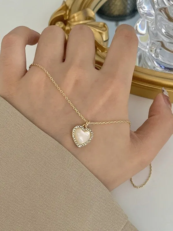 Collar con colgante de corazón con borde de diamantes de imitación