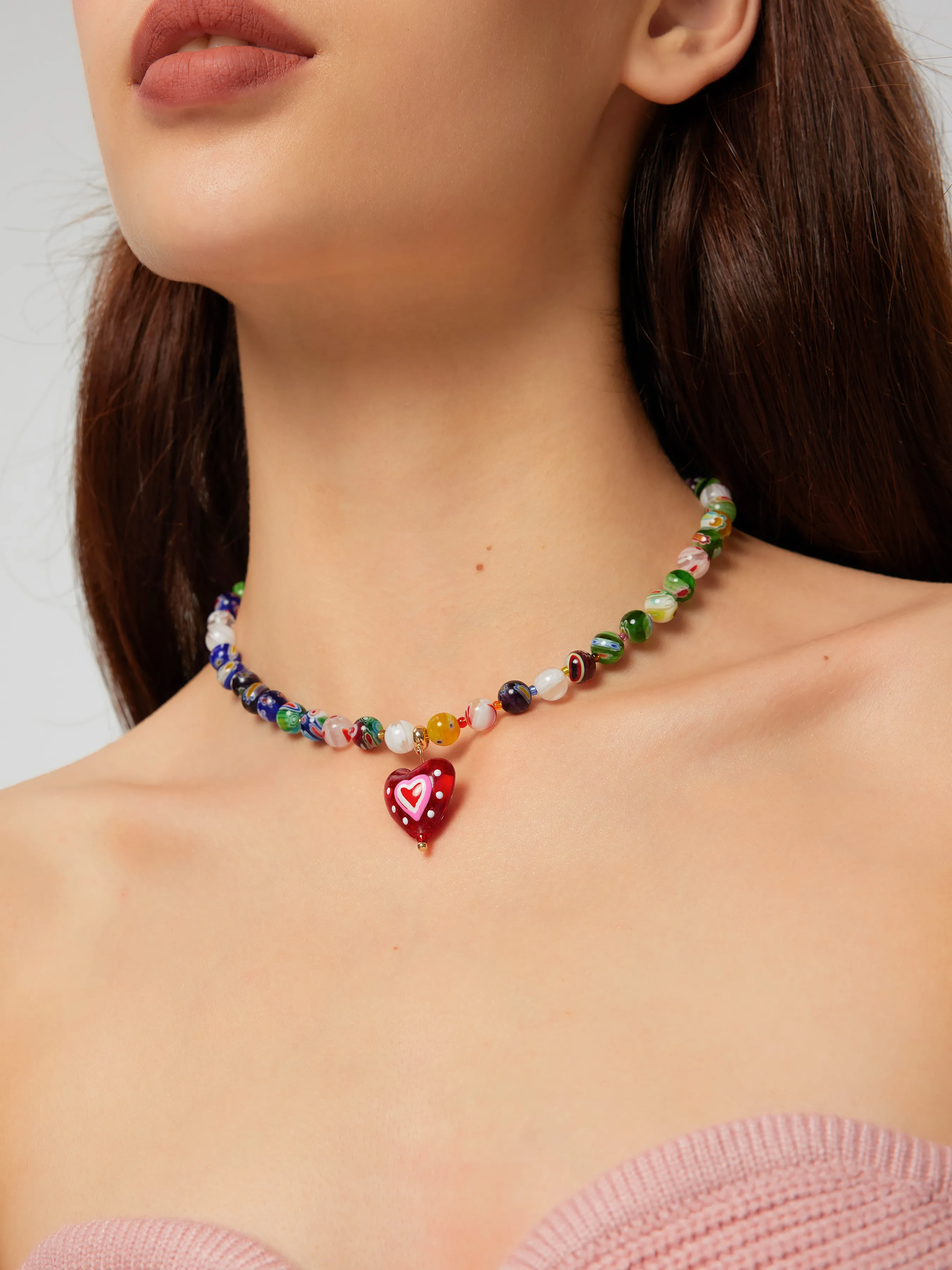 Collar con colgante de corazón decorado con cuentas de vidrio