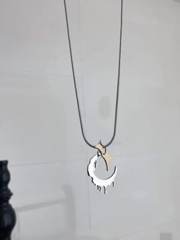 Collar de luna creciente con goteo para hombre