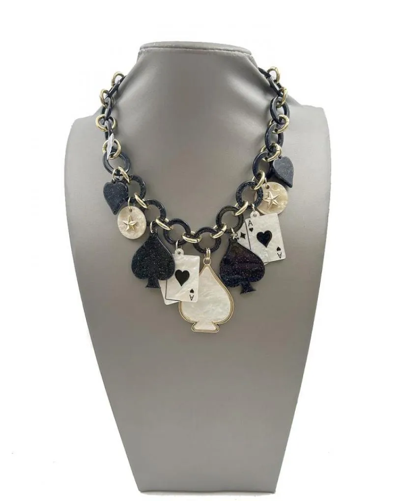 COLLARES NEGROS Y BLANCOS CON BONITO DISEÑO DE NAIPES AS CORAZON
