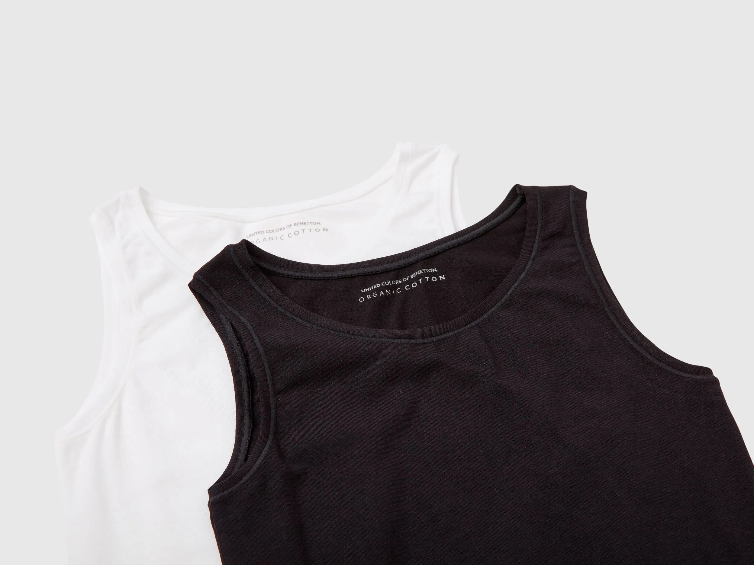 Dos camisetas de tirantes de algodón orgánico super stretch