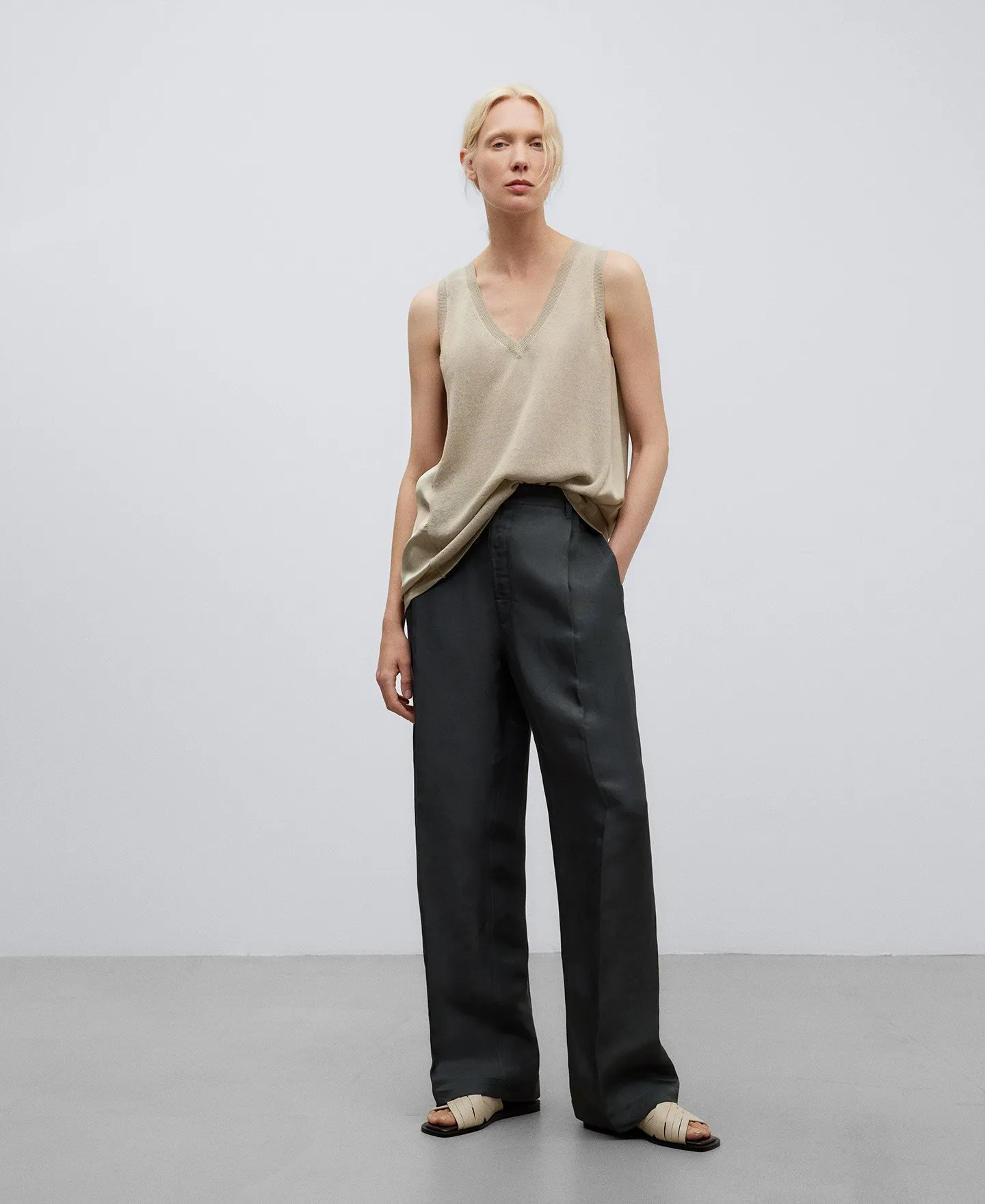 DOUBLE TEXTURED VNECK TOP WOMAN