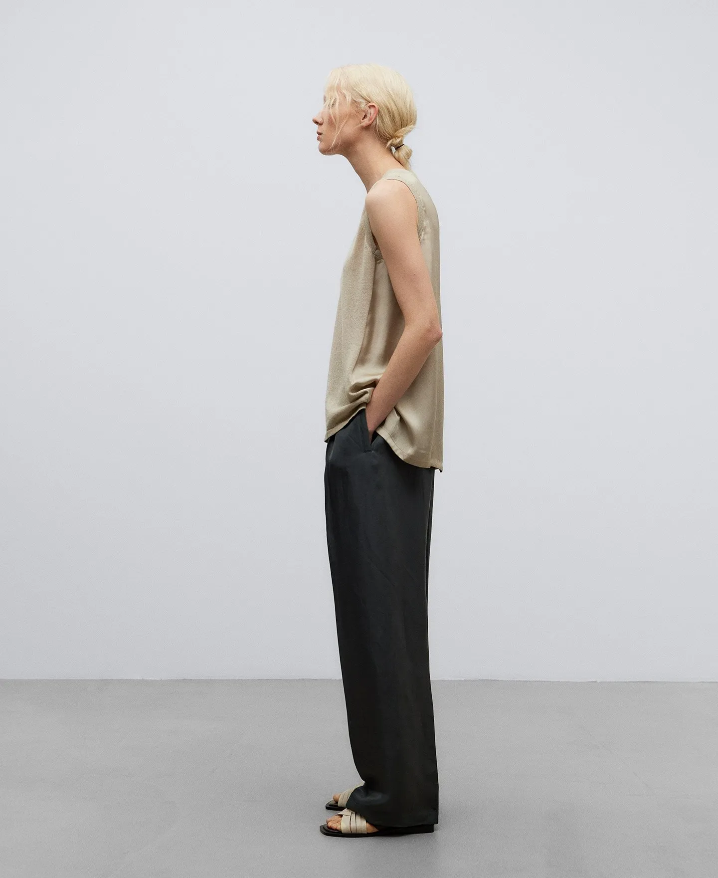 DOUBLE TEXTURED VNECK TOP WOMAN